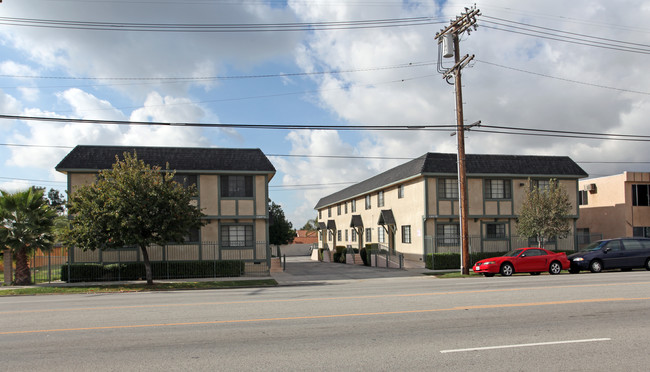 13071-13073 San Fernando Rd in Sylmar, CA - Foto de edificio - Building Photo