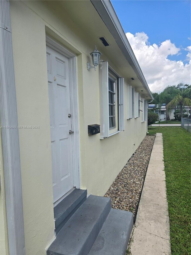 1708 Plunkett St in Hollywood, FL - Building Photo - Building Photo