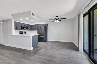 1575 W Warm Springs Rd in Henderson, NV - Building Photo - Building Photo