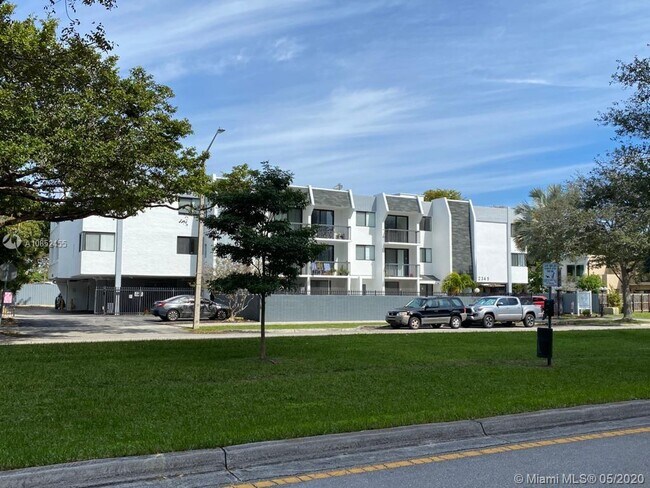 2345 NE 135th St-Unit -103 in North Miami, FL - Building Photo - Building Photo