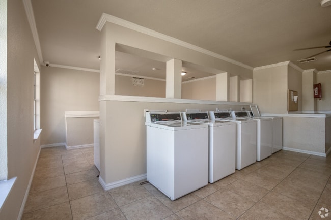 2010 Estrada Pkwy in Irving, TX - Foto de edificio - Building Photo