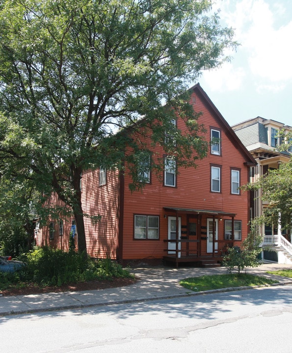 66 4th St in Turners Falls, MA - Foto de edificio