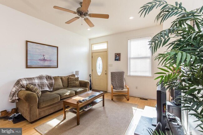 2460 Emerald St in Philadelphia, PA - Building Photo - Building Photo