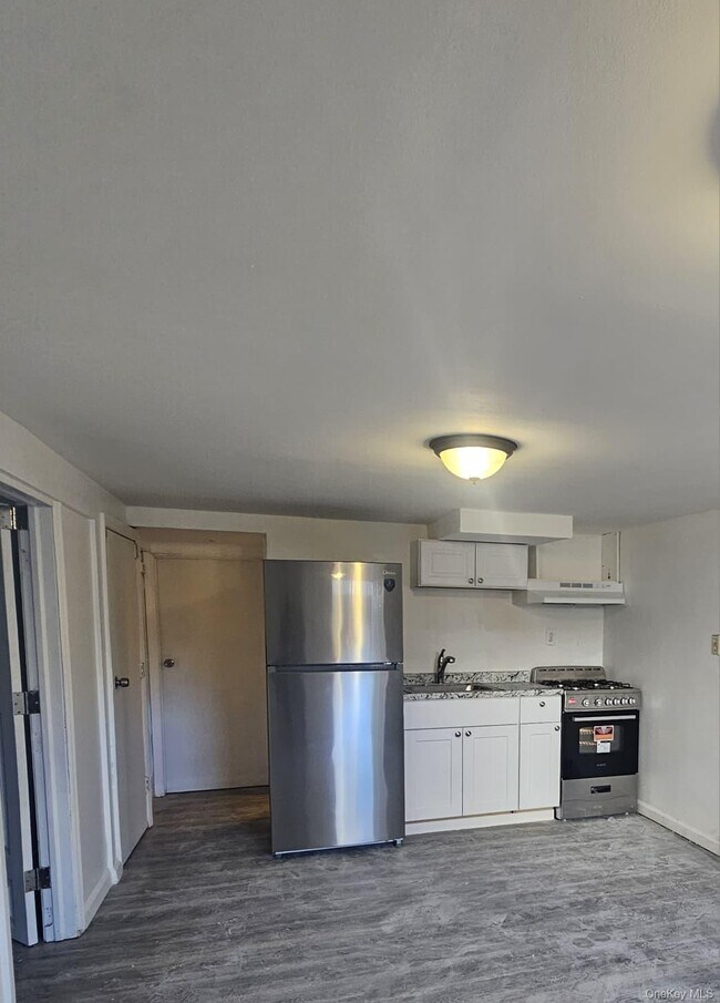 7 Montgomery St in Brentwood, NY - Building Photo - Building Photo