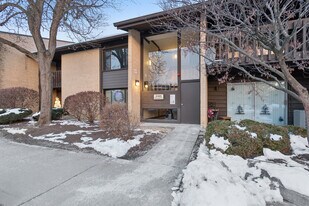 6185 Pinewood Ct in Willowbrook, IL - Building Photo