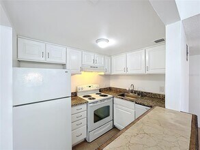 2569 N Alafaya Trail in Orlando, FL - Building Photo - Building Photo