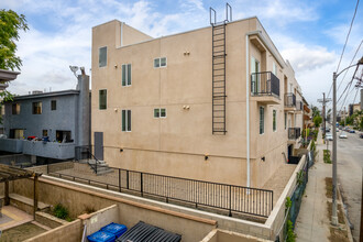 11302 W Morrison St in North Hollywood, CA - Building Photo - Building Photo