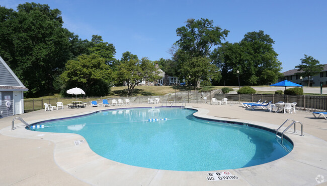 Heritage Lake Senior Apartments 55+ in Greenfield, WI - Building Photo - Building Photo