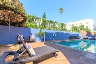 Vista Sunset Apartments in Los Angeles, CA - Building Photo