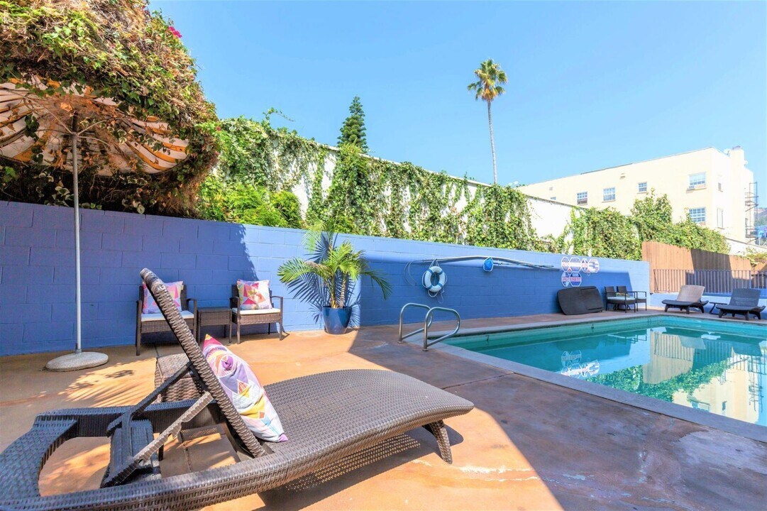 Vista Sunset Apartments in Los Angeles, CA - Foto de edificio