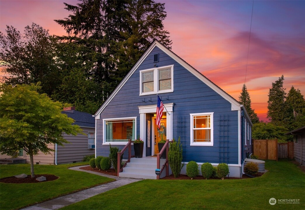 231 S Blakeley St in Monroe, WA - Foto de edificio