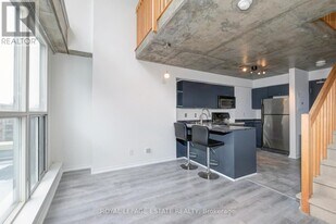 1029 King St W in Toronto, ON - Building Photo