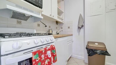 1021 Arlington Blvd, Unit 229 in Arlington, VA - Foto de edificio - Building Photo