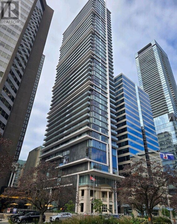 426-1426 University Ave in Toronto, ON - Building Photo