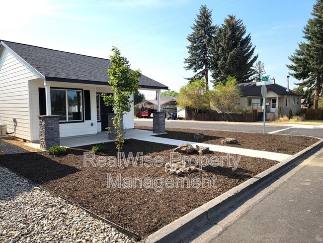 407 SW 11th St in Redmond, OR - Building Photo - Building Photo