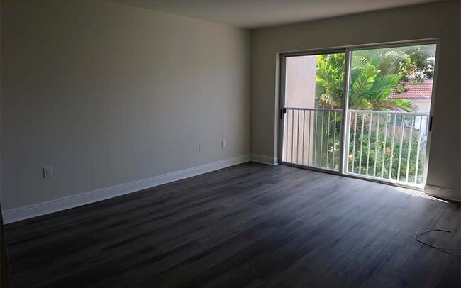 5240 NW 102nd Ct in Doral, FL - Foto de edificio - Building Photo