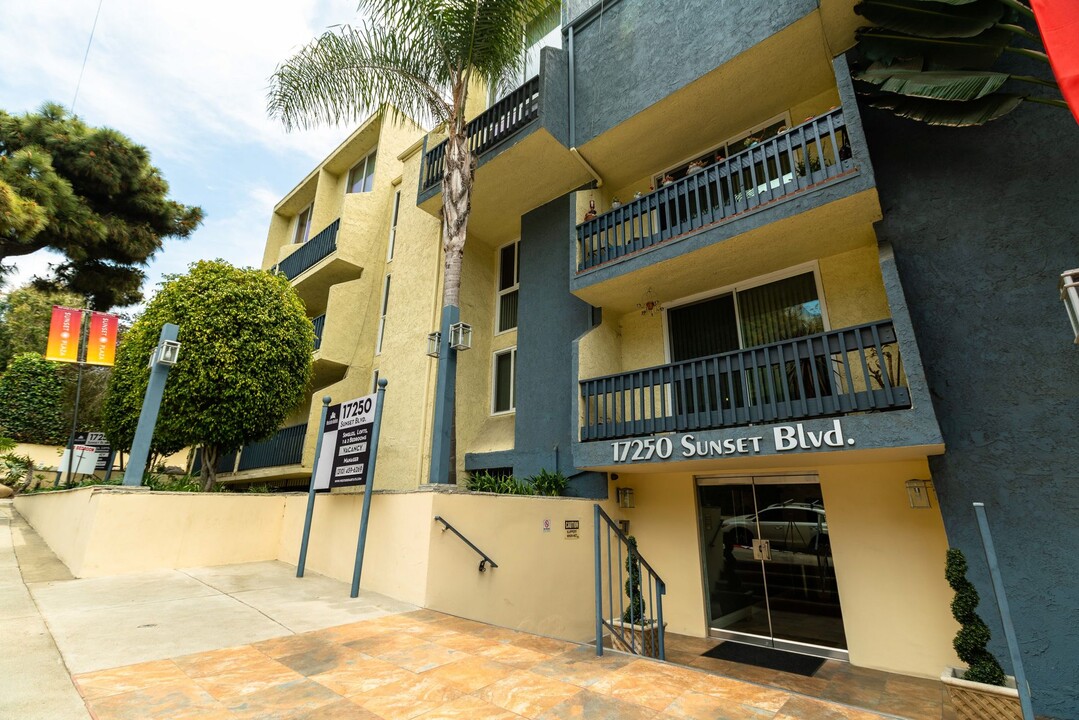 17250 Sunset Blvd in Pacific Palisades, CA - Building Photo