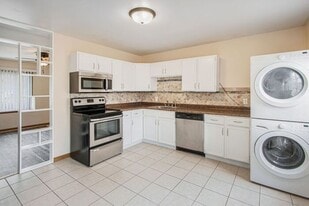 2725 Cimarron Dr in Kalamazoo, MI - Building Photo