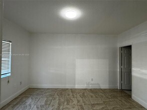 17350 NW 67th Ave in Hialeah, FL - Foto de edificio - Building Photo