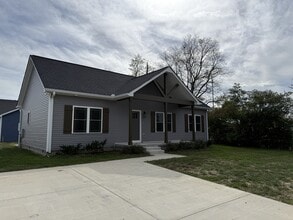 1009 W Main St in Portland, TN - Building Photo - Building Photo