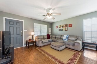 SUBLEASE AVAILABLE IMMEDIATELY THROUGH JUL in College Station, TX - Building Photo - Building Photo