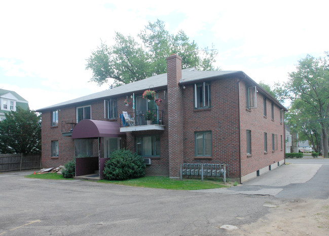 33 Topsfield Rd in Ipswich, MA - Foto de edificio - Building Photo