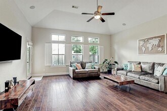 6089 Yale St in Houston, TX - Building Photo - Building Photo