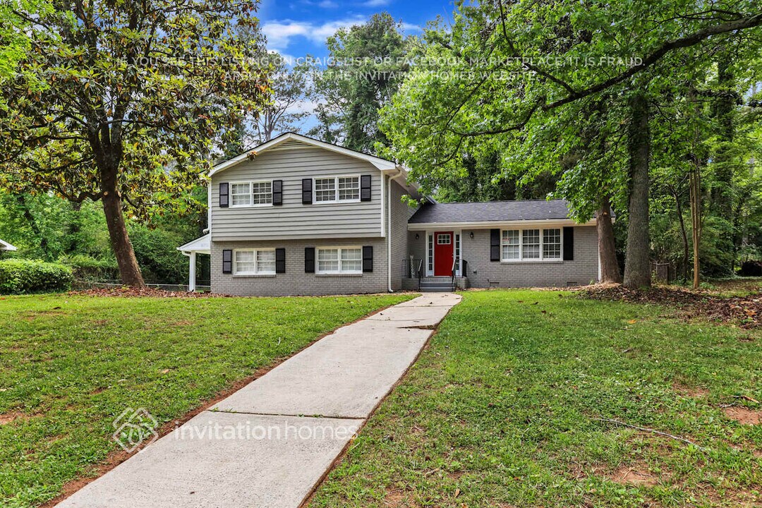 375 Barbashela Dr in Stone Mountain, GA - Foto de edificio
