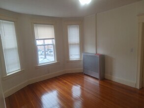 2 Meader Rd, Unit 1 b.r. apartment Everett in Everett, MA - Foto de edificio - Building Photo
