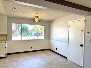 6821 Gloria Dr in Sacramento, CA - Building Photo - Building Photo