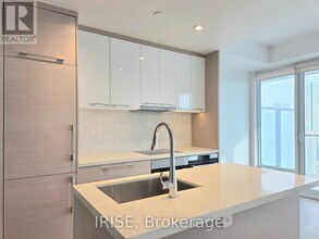 488 University Ave in Toronto, ON - Building Photo - Building Photo