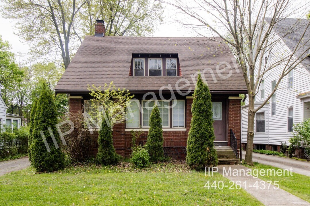 18506 Chagrin Blvd in Shaker Heights, OH - Building Photo