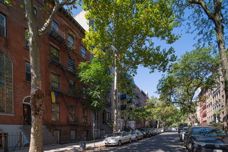 Saint Marks Place in New York, NY - Foto de edificio - Building Photo