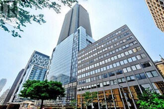 488 University Ave in Toronto, ON - Building Photo - Building Photo