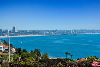 18133 Wakecrest Dr in Malibu, CA - Building Photo - Building Photo