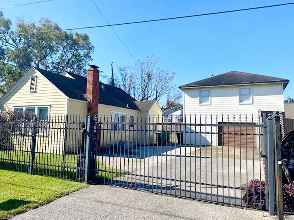 1911 Bradshaw St in Houston, TX - Building Photo