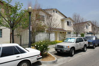 195 W Elmwood Ave in Burbank, CA - Foto de edificio - Building Photo