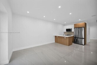 570 NW 48th St in Miami, FL - Building Photo - Building Photo