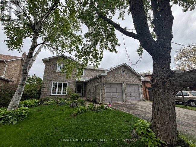 1284 Creekside Dr in Oakville, ON - Building Photo - Building Photo