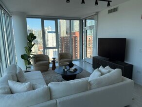 369 W Grand Ave in Chicago, IL - Building Photo - Building Photo