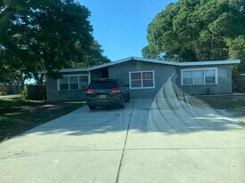 2033 Jo An Dr in Sarasota, FL - Building Photo