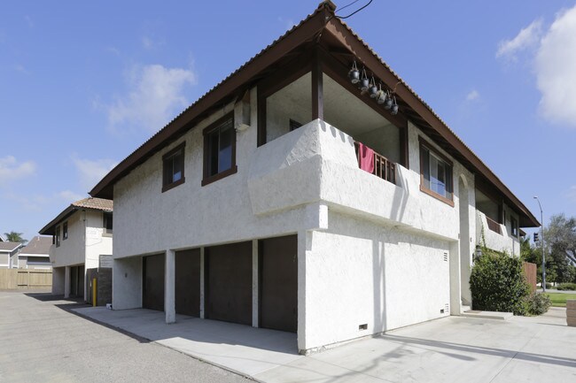 2155 Canyon Dr in Costa Mesa, CA - Foto de edificio - Building Photo