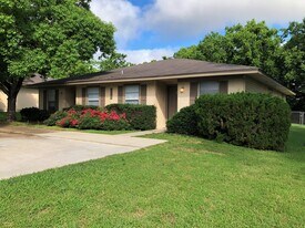 3611 Mahan St in Bryan, TX - Building Photo