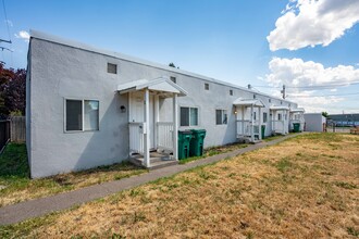 240 E Main St in Klamath Falls, OR - Building Photo - Building Photo