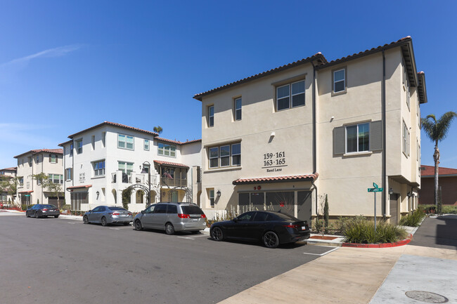 Luna in La Habra, CA - Foto de edificio - Building Photo