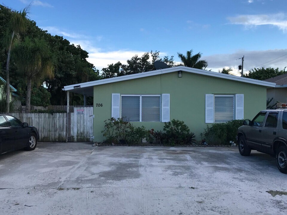 706 W Branch St in Lantana, FL - Building Photo