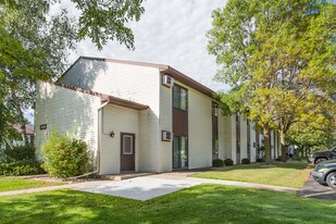 Manchester Court in Marshfield, WI - Building Photo