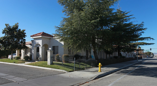 Desert Colony Townhomes in Lancaster, CA - Foto de edificio - Building Photo