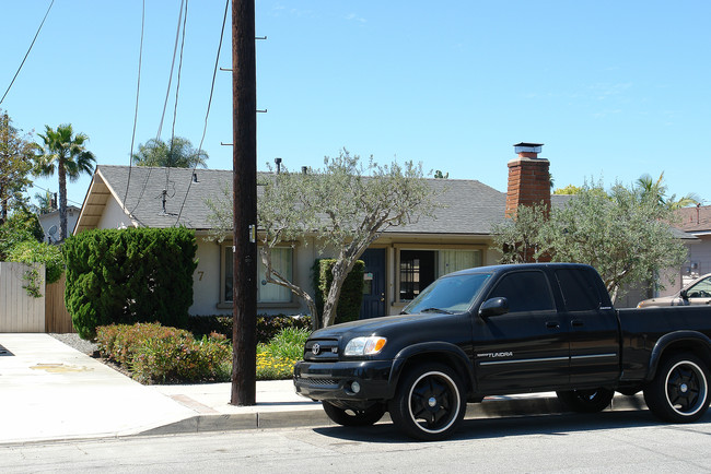 337 E 18th St in Costa Mesa, CA - Foto de edificio - Building Photo