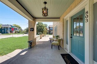 803 Woodlawn Ave in Dallas, TX - Foto de edificio - Building Photo